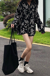 Camisa blusa negra con estampado floral de manga larga